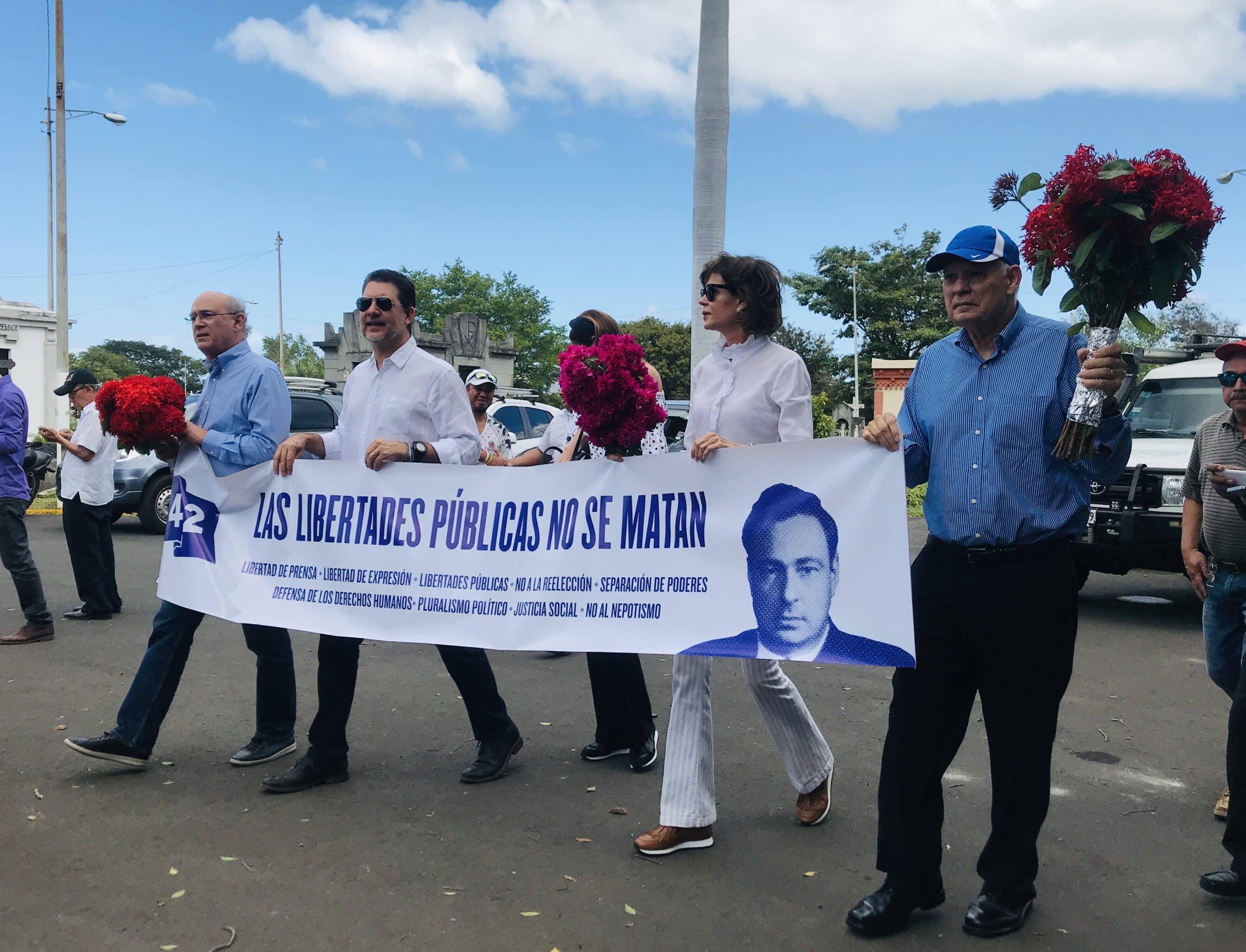 Policías asedian homenaje a Pedro Joaquín Chamorro Cardenal