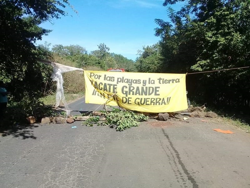 Vestidos de civil, policías agreden y perfilan a comunicadores de “La Voz de Zacate Grande”