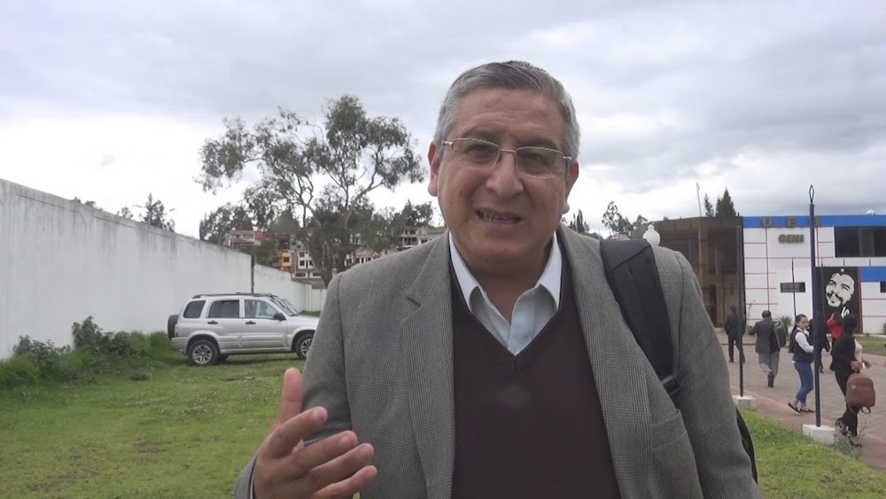 Asambleísta y su asesor insultan y amenazan a periodista