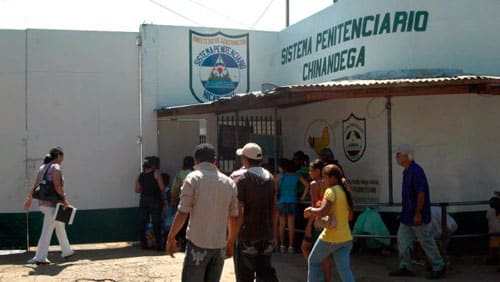 Funcionario del Sistema Penitenciario obstruye cobertura periodística de Kathya Reyes