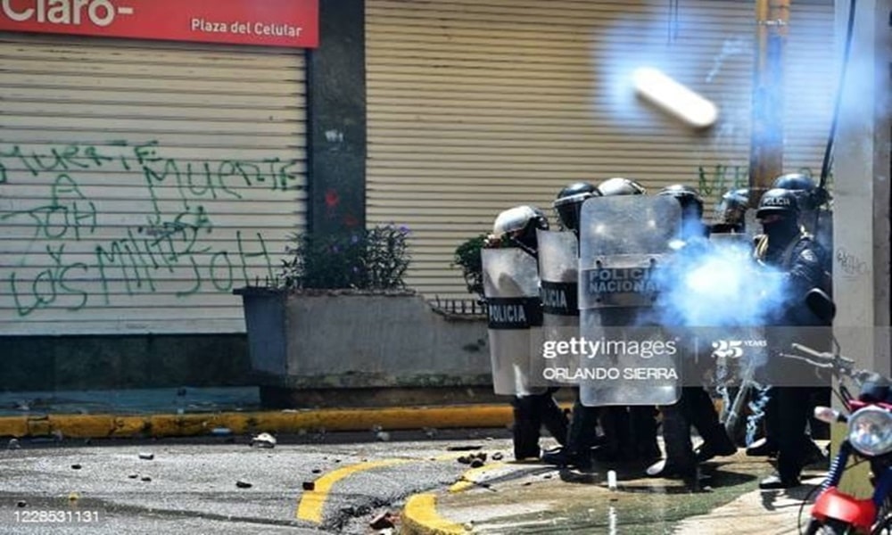 Policía dispara directamente contra fotoperiodista internacional