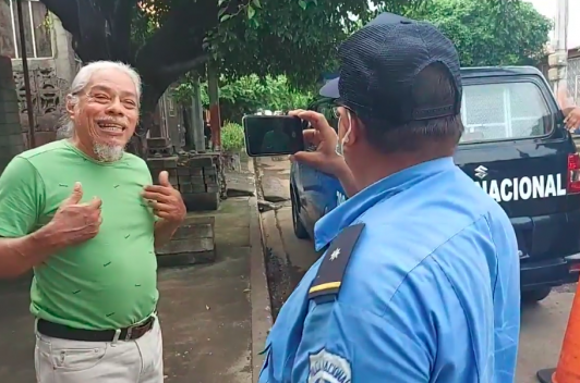 Policía de Nicaragua asedia vivienda de periodista jubilado 