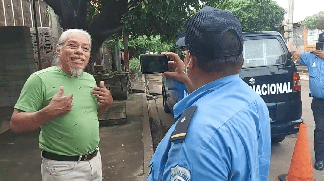 Policía de Nicaragua asedia vivienda de periodista jubilado 