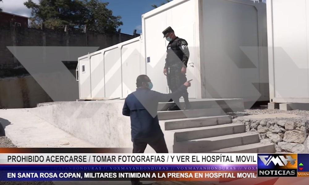 Militar impide cobertura informativa a construcción de hospitales móviles estatales