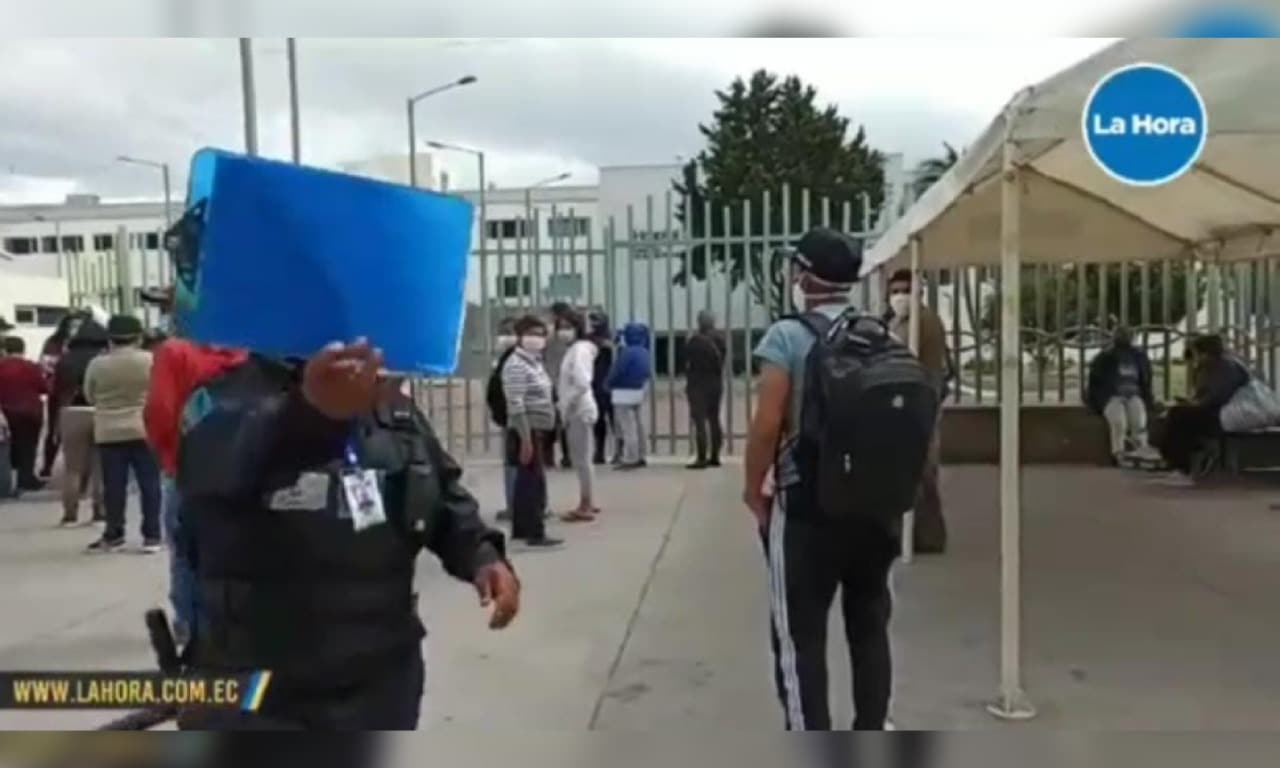 Periodista es impedido de reportar afuera de un hospital en Ecuador