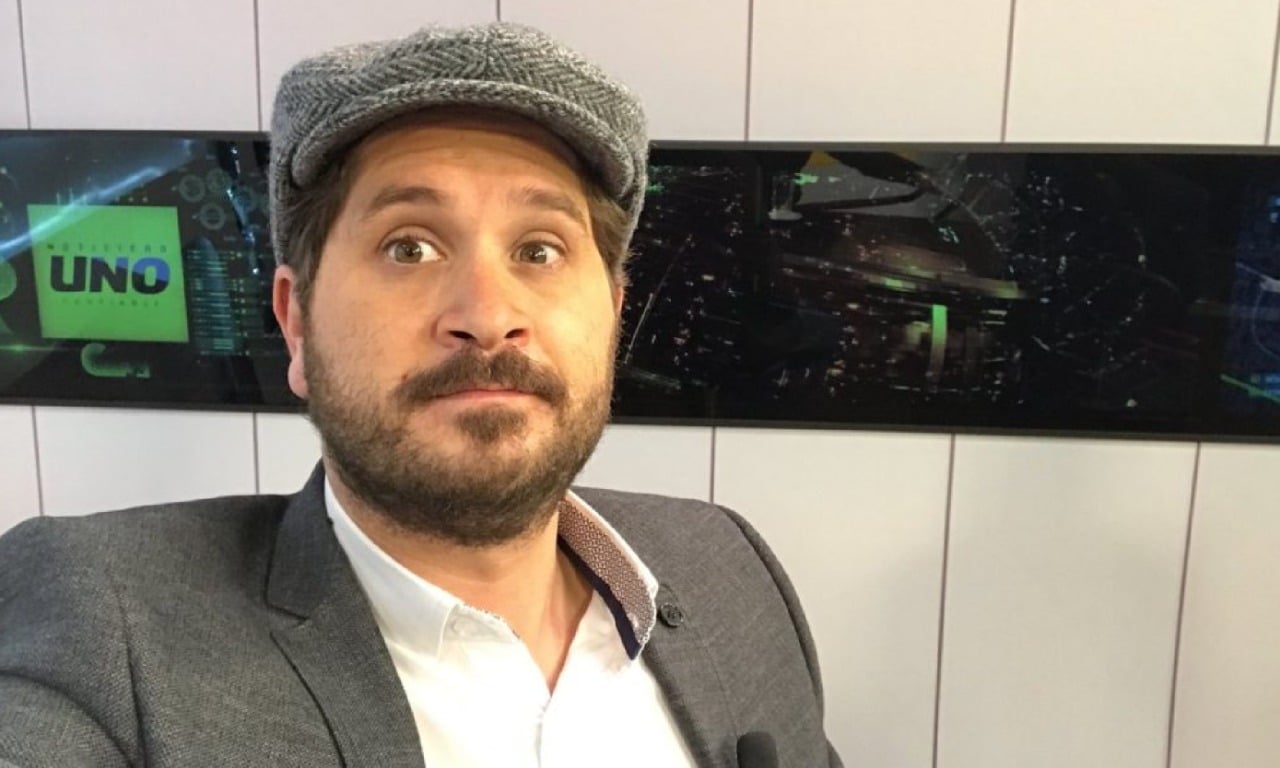 Ciudadanos acosan a periodista de medio digital en los exteriores de Consejo Nacional Electoral