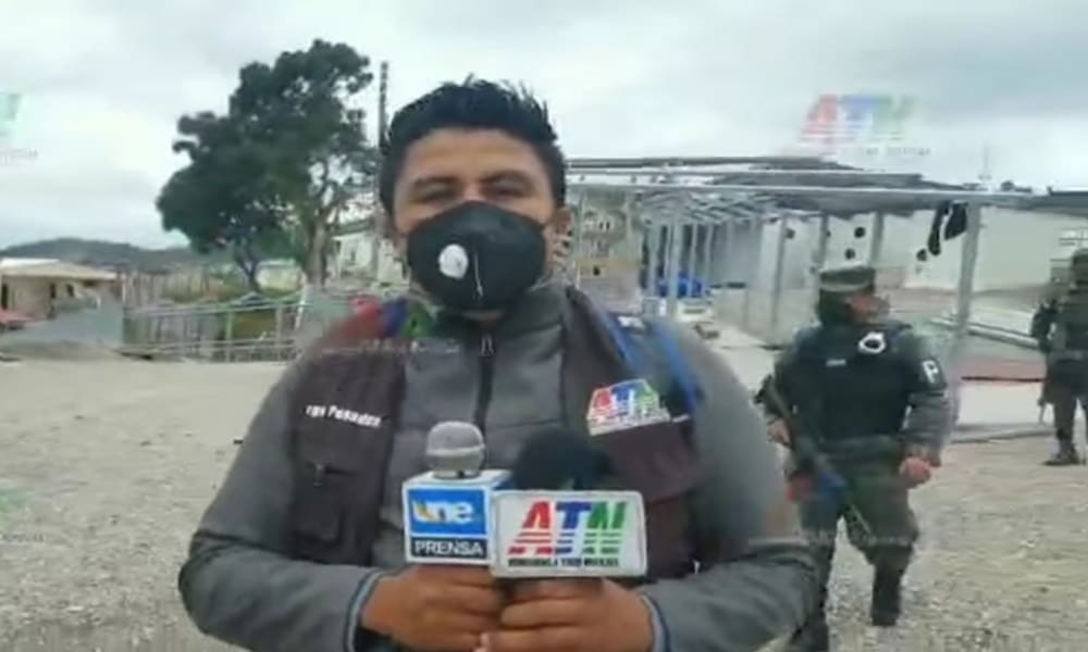 Militares sacan a periodista que informaba desde construcción de Hospital Móvil en zona occidente