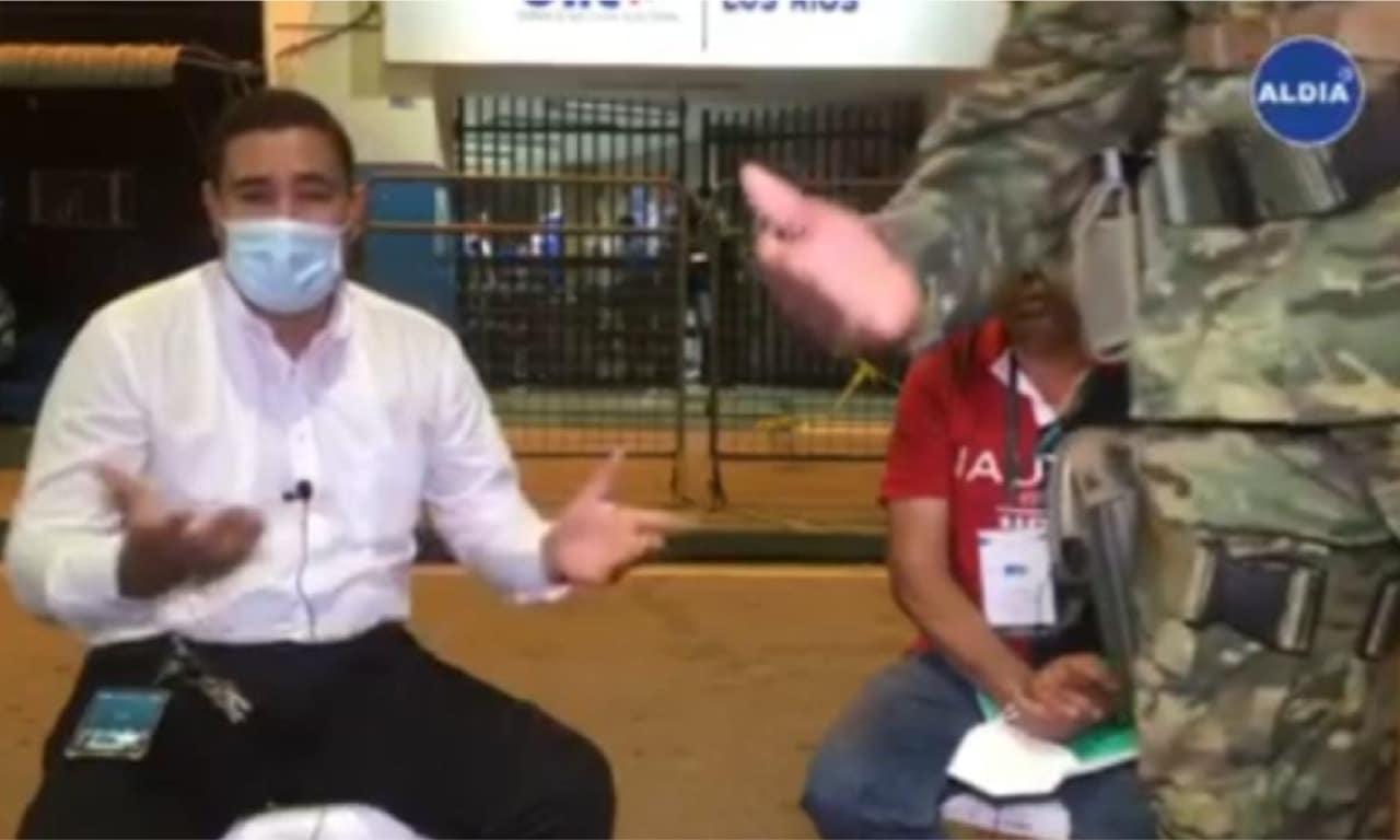 Militares impiden el trabajo de un periodista en delegación electoral de Ecuador