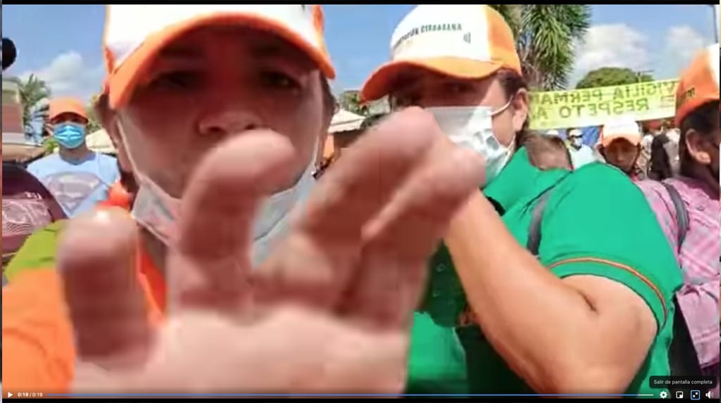 Militante golpea a periodista de estatal Radio Patria Nueva