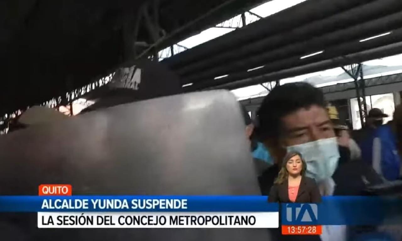 Periodista de Teleamazonas es agredida durante cobertura del Concejo Metropolitano 