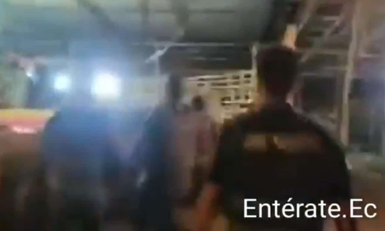 Alcalde agrede a periodistas durante cobertura en toque de queda
