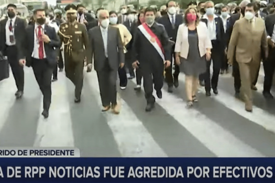 Perú: reportera es agredida por seguridad del Estado para impedir cobertura de actividad presidencial