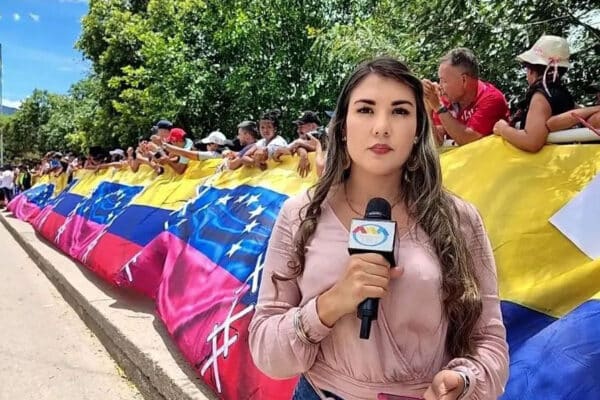 Lanzan panfletos contra reportera en CNP de Táchira