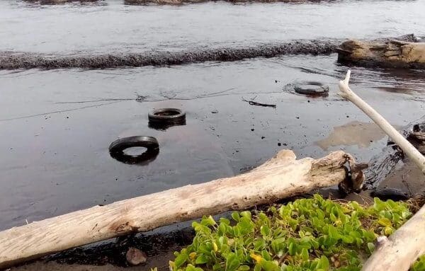 Funcionarios de la Dgcim obligaron a periodistas a borrar registros del derrame petrolero de la refinería El Palito