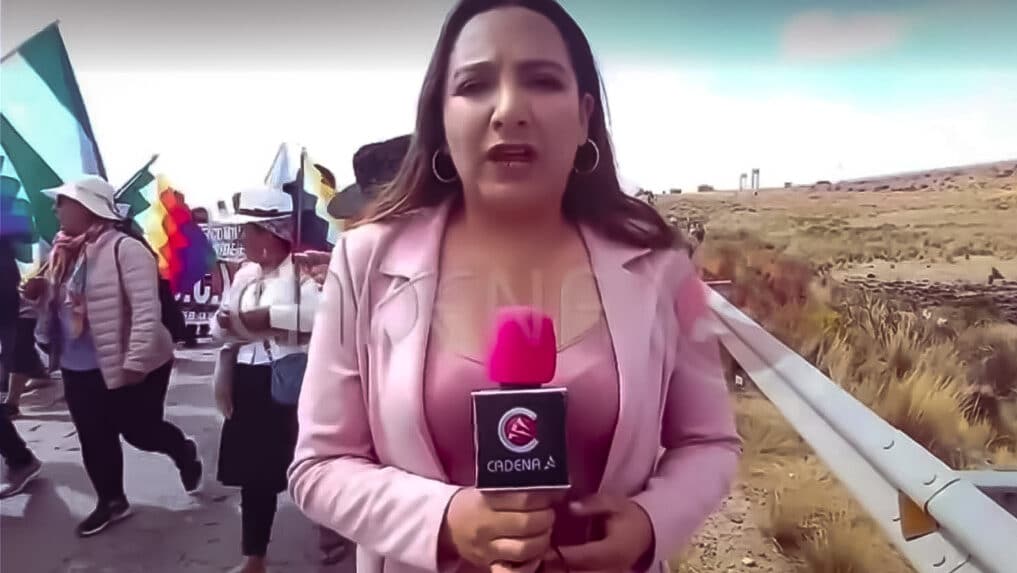 Seguidores de Evo Morales golpearon a una corresponsal de Tv durante marcha a La Paz