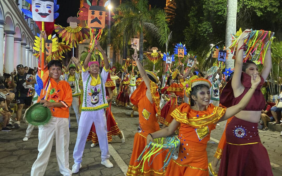 Periodista de Tv Unitel fue echado mientras intentaba entrevistar a reina del Carnaval