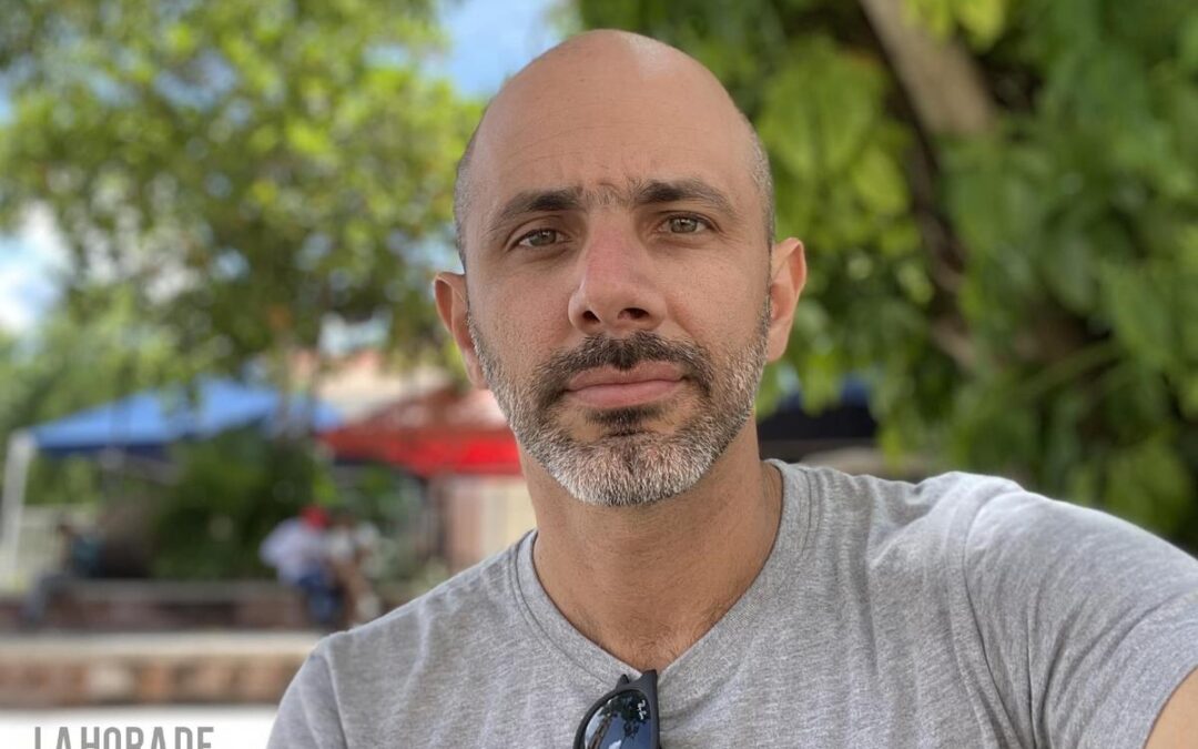 Detienen y acusan de desacato al periodista independiente Henry Constantín por denunciar en redes a un agente de la Seguridad del Estado