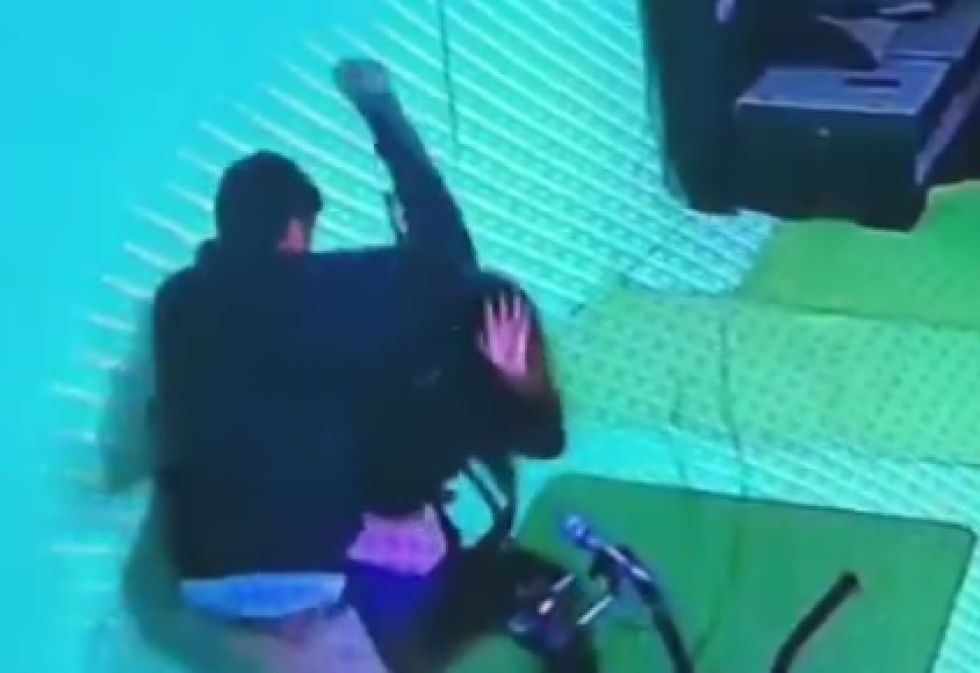 Desconocido irrumpe en estudio de Tv y golpea a una periodista