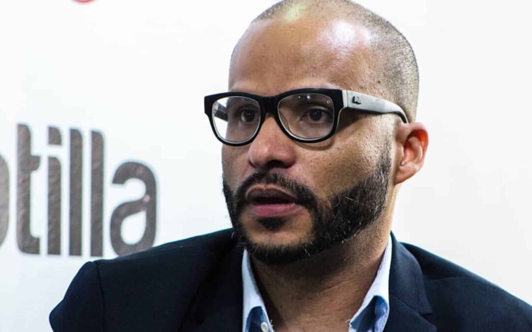 Periodista Rory Branker fue trasladado a un lugar desconocido