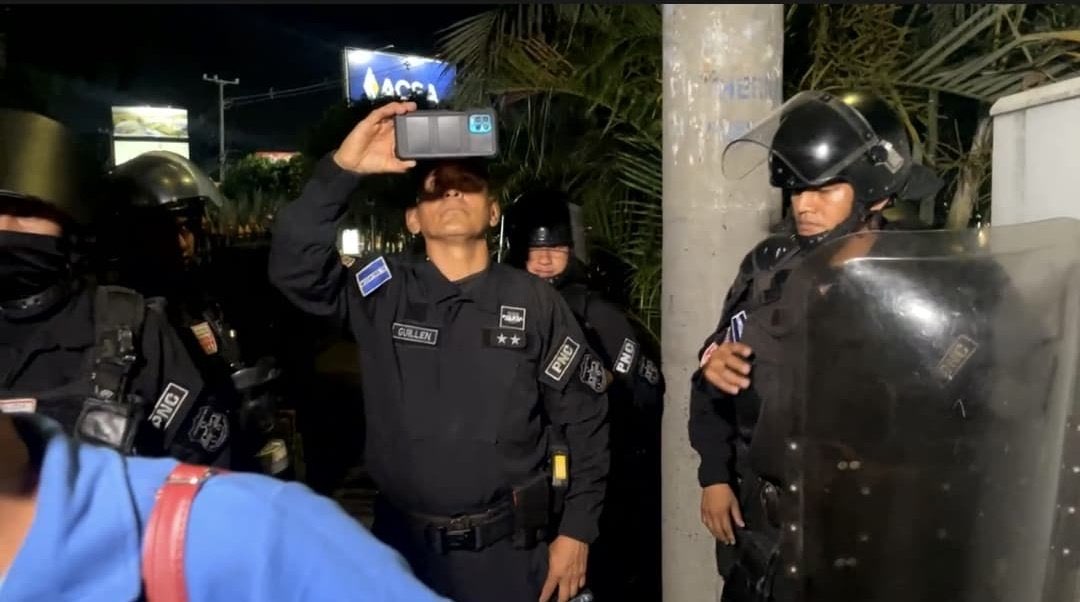 El Salvador | Policía Militar y agentes de la UMO reprimen y fotografían a periodistas de Radio Bálsamo