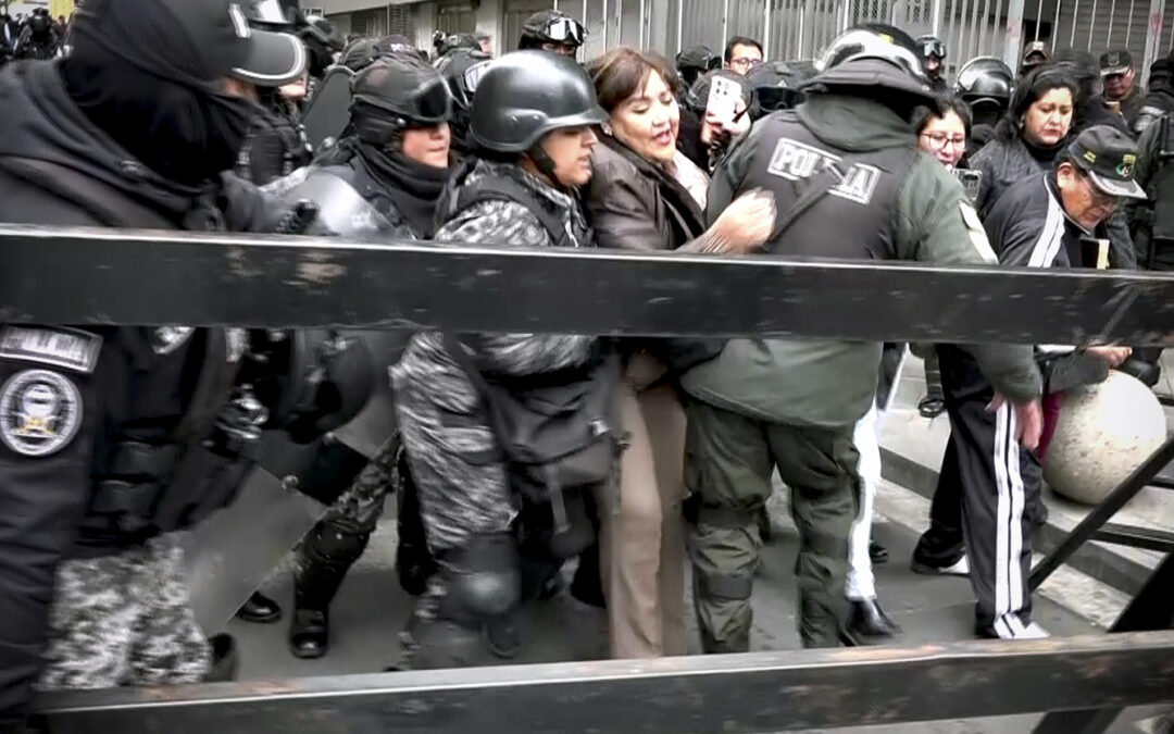 Bolivia | Gobierno garantiza plena libertad de prensa tras jornada de violencia policial contra periodistas