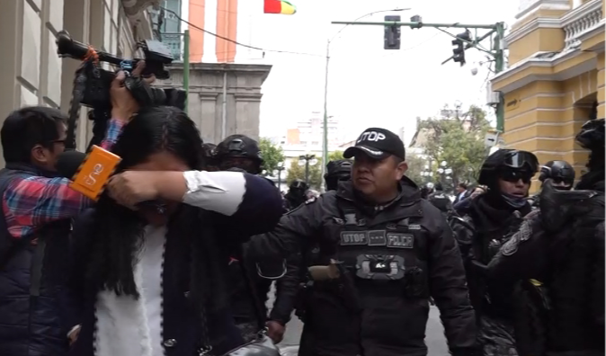 Bolivia | Violencia policial carga contra periodistas que cubrían una protesta de maestros