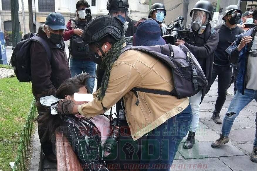 La Paz: Un camarógrafo herido por dinamita y una periodista desmayada en jornada de violencia