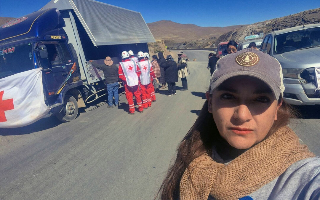 Bolivia | Oruro: Mujeres periodistas protagonizan misión de alto riesgo llevando alimentos a transportistas bloqueados